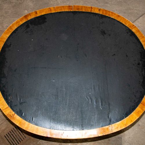 Null 
Antiker ovaler Salontisch, wohl Ahorn oder Pappel massiv und auf Nadelholz&hellip;