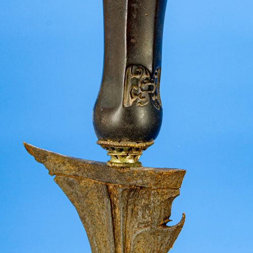 Null 
较早的KRIS匕首，亚洲地区，珍贵的木质刀鞘，有装饰性雕刻的手柄，刀身长约36厘米。总长约48.5厘米。损害。