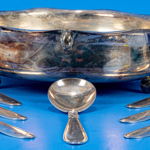 Null 
一套8件镀银作品，包括一个圆碗（直径约22.5厘米）和7个汤匙。