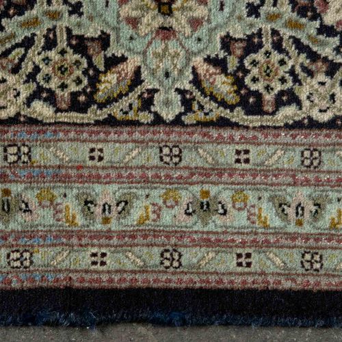 Null 
非常好的Bijar，有丝绸亮点，西北波斯，约1940年，尺寸：约297 x 197厘米。棉花上打结的羊毛。 贝壳边缘的奖章。一件旧的Bidjar，有&hellip;