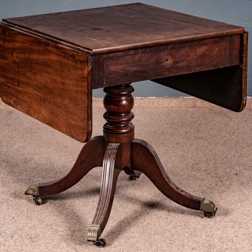 Null 
英国古董茶桌，摄政时期约1800/20，桃花心木，宽敞的大抽屉，侧桌的桌面在需要时可以折叠并锁定。翻转的桌柱有4条略微外扩的桌腿，顶部有凹槽，末端是&hellip;