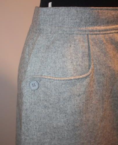 COURREGES Jupe en flanelle gris clair, deux poches boutonnées , sigle blanc sur &hellip;
