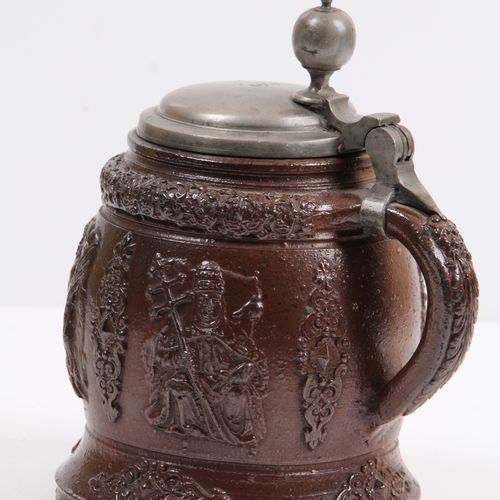 Null Pequeña jarra de colmena. Creussen, c. 1630, forma de colmena. Gres marrón &hellip;