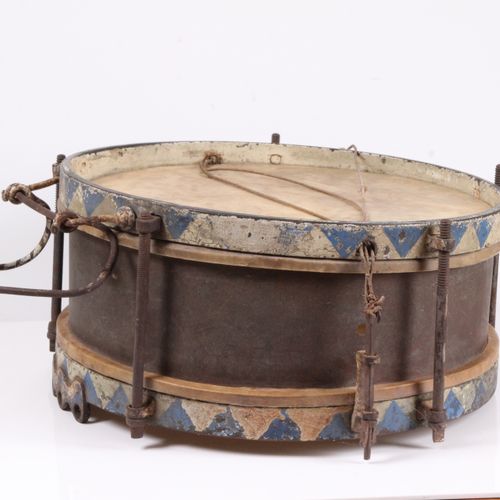 Null Infantry drum. 19th c. Brass, blue and white wooden rims. Carrying handle. &hellip;