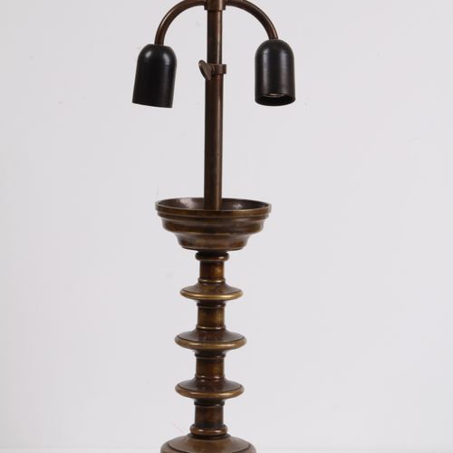Null 圆盘烛台。青铜，19世纪。三叶草基部有三个结点。高：30厘米。重做为一盏灯。