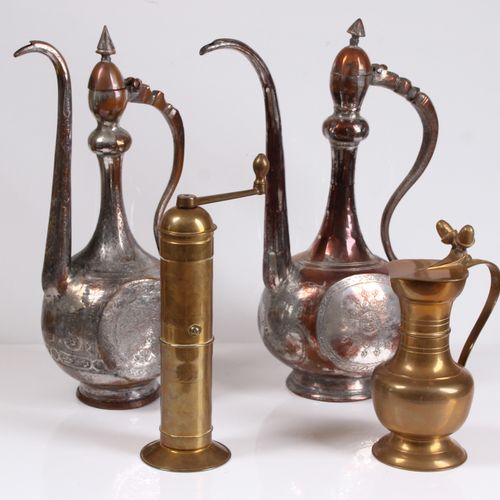 Null 逶迤。三个水壶和一个磨盘。铜和黄铜。高：达35.5厘米。