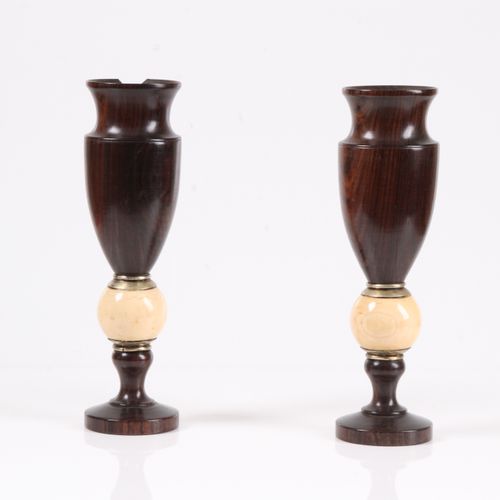 Null Paar Vasen. Um 1900. Vase aus gedrechseltem Palisander auf einer Beinkugel,&hellip;