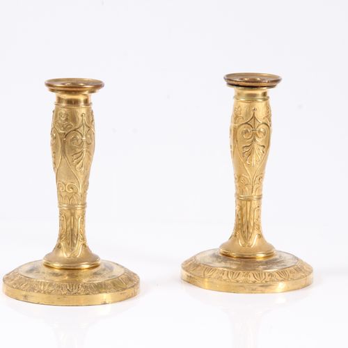 Null 一对烛台。青铜，镀金，19世纪。底座和轴上有装饰性的雕刻。插入的扣环。高：16.5厘米。