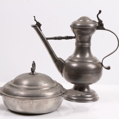 Null 壶和酒杯。19世纪，锡器。带管状壶嘴的水杯，高：25.5厘米。Ecuelle，带阶梯状盖子，浮雕装饰和把手。直径27厘米。