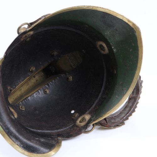 Null 1842/48年，巴伐利亚骑兵队的M型头盔。钢，黄铜镶边和黄铜徽章，密码''M''代表国王马克西米利安二世。狮子头上的黄铜鳞片链。衰老的迹象。