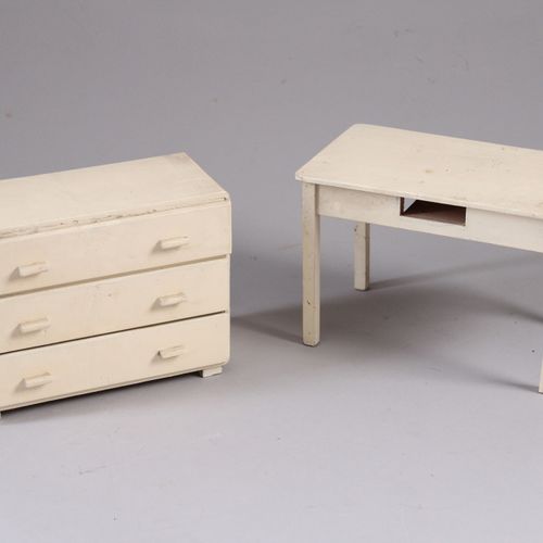 Null 娃娃的家具。白色漆面。抽屉柜高：20 x 26 x 12厘米。桌子H：19 x 28,5 x 17厘米。