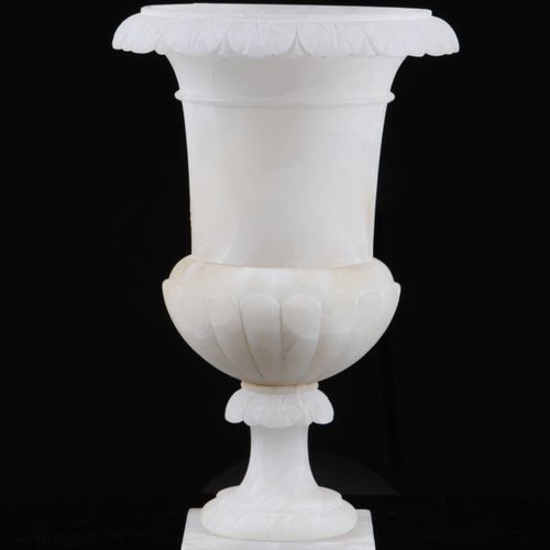 Null Vase en albâtre. 2ème moitié du 19ème siècle. Forme de cratère, plusieurs f&hellip;