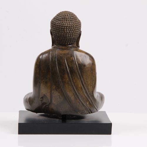 Null Bouddha. Japon, après 1900. Bronze patiné. Bouddha méditant. H : 24 cm. Bas&hellip;