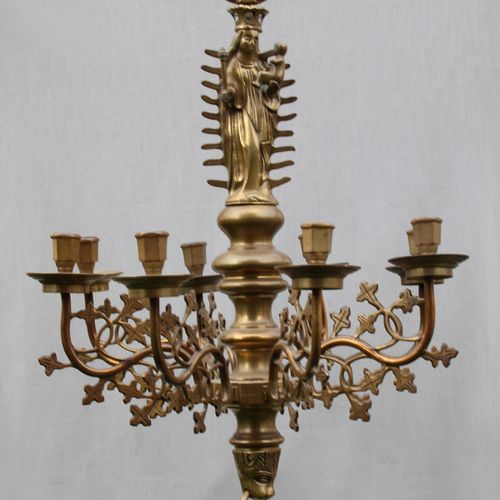 Null Bronze chandelier. Nuremberg, 19th c. Eight-flame crown with central balust&hellip;