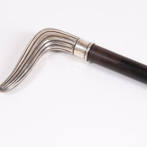 Null Walking stick. Ebonized stick with silver knob. Stamp 800 L: 86 cm.