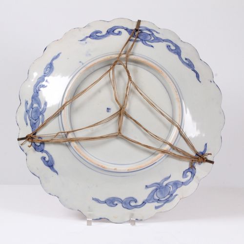 Null Pair of large Imari plates. Japan, 19th century. Porcelain, wavy rim. Flora&hellip;