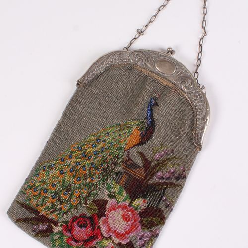 Null 大珠子包。19世纪末，袋上有孔雀装饰，两边有玫瑰花。羊驼的手柄。最小的水坝。高：31厘米。