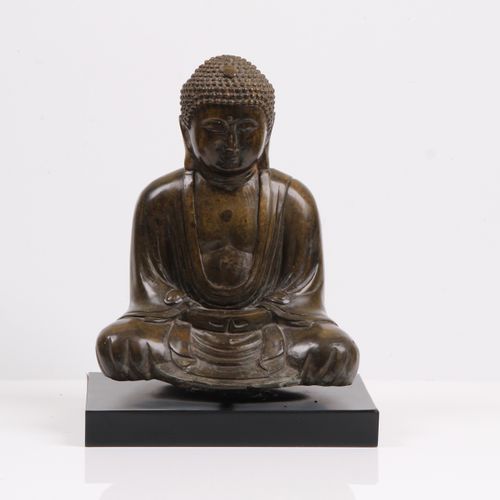 Null 佛祖。日本，1900年后。 青铜色，有光泽。冥想的佛。高：24厘米。木质底座。