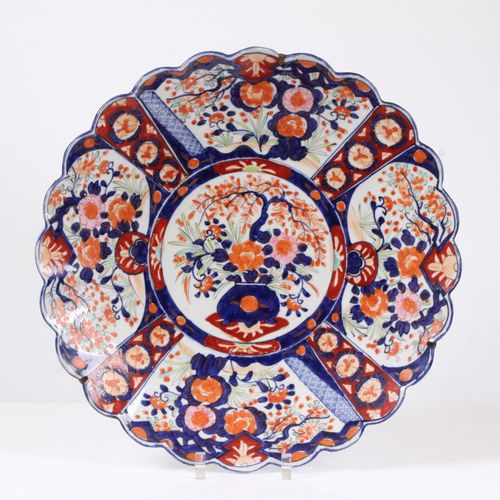 Null Pareja de grandes platos Imari. Japón, siglo XIX. Porcelana, borde ondulado&hellip;