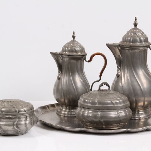 Null 逶迤。锡器。糖碗 18世纪，有托盘，两个咖啡壶和另一个糖碗，巴洛克风格。高：达24厘米。托盘长：34厘米。