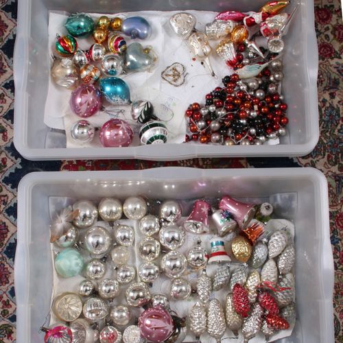 Null 混合的圣诞装饰品。Lauscha，1900年左右。80个反射球，圆锥体，铃铛，小饰品，圣诞父亲，链子和烛台。部份是彩色的。 衰老的迹象。