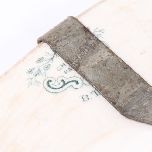 Null 墙板。中国。1900年后。 瓷器。镜子里的大花束是蓝色画的菊花和芍药。直径40厘米。附带一个有亚洲装饰的绿色陶盘。板块加固。长：46厘米。