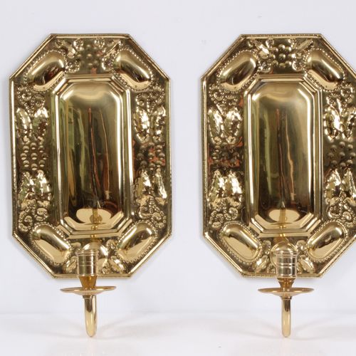 Null Pair of blakers. Embossed brass wall plate, candelabra arm. H: 36 cm. Moder&hellip;