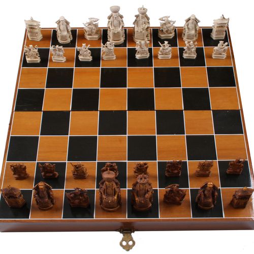 Null Set di scacchi in avorio. Cina 20° sec. 32 pezzi intagliati. Altezza del re&hellip;