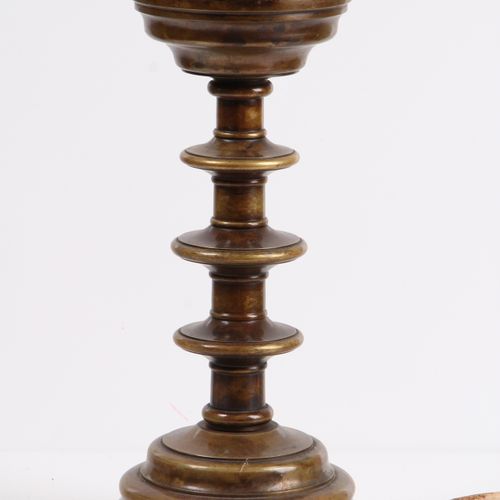 Null 圆盘烛台。青铜，19世纪。三叶草基部有三个结点。高：30厘米。重做为一盏灯。