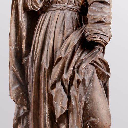 Null 圣安妮南德，17世纪，石灰木雕刻。在一个长方形的底座上，站立的人物低着头，表情痛苦。丰富的折叠式服装。遗迹的设置。双手失踪。高：163厘米。损害。