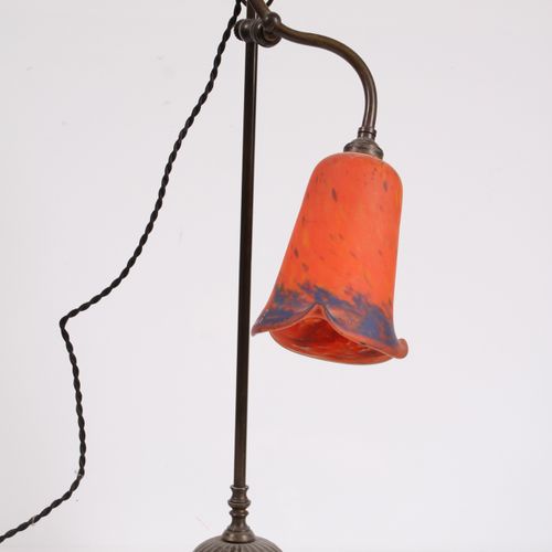 Null Lampada da tavolo Art nouveau. Base in ottone con paralume in vetro colorat&hellip;