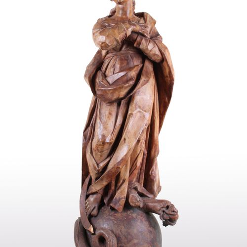 Null 玛丽亚-伊玛库拉塔。南德，18世纪上半叶。 石灰木，背面扁平化。与蛇一起站在月亮球体之上。双手在胸前交叉进行祈祷。旧版本的遗留物。高：123厘米。