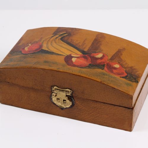 Null Casket. Softwood. Chest shape with painted fruits. H: L: 22 x 13 x 9 cm.