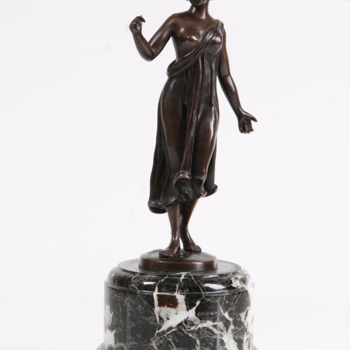 Null Rudolf Küchler Vienne 1867-1946 Berlin. Demi-nu, bronze patiné. Signé sur l&hellip;