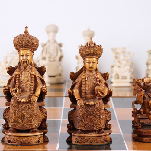 Null 象牙色的国际象棋。中国20世纪，32件雕刻品。国王的高度为11.5厘米。铰链式木箱，用丝绸装潢。开放时的比赛场地 H: 60 x 60 x 15 厘米&hellip;