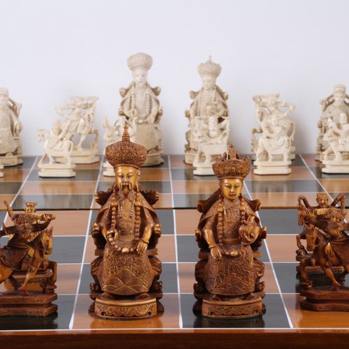 Null 象牙色的国际象棋。中国20世纪，32件雕刻品。国王的高度为11.5厘米。铰链式木箱，用丝绸装潢。开放时的比赛场地 H: 60 x 60 x 15 厘米&hellip;
