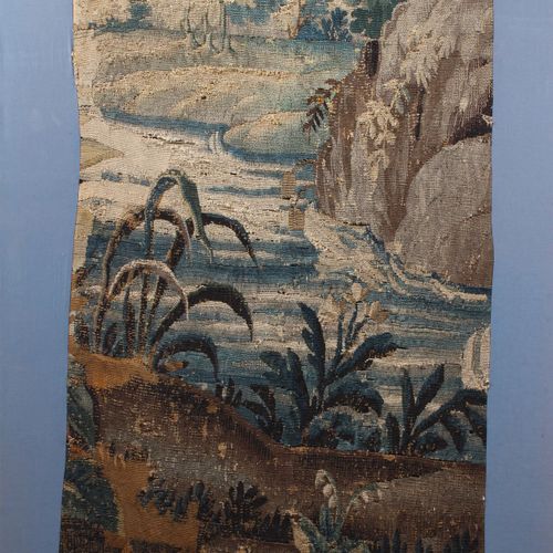 Null 挂毯碎片。17世纪 羊毛和丝绸的针织品。在不同的棕色阴影下。以蓝色为底色。高：1,12 x 61 厘米。