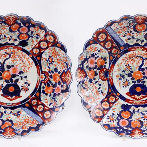 Null Paar große Imari Platten. Japan, 19. Jh. Porzellan, gewellter Rand. Florale&hellip;