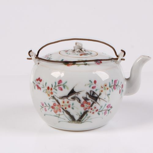 Null 茶壶。中国，19世纪末。 瓷器，带铁丝把手。彩色珐琅画。高：10厘米。盖坝。