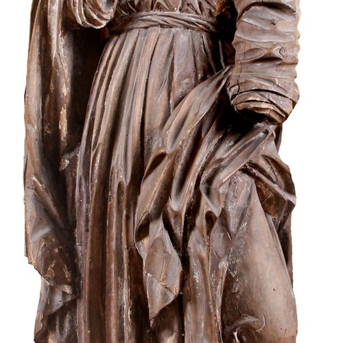 Null 圣安妮南德，17世纪，石灰木雕刻。在一个长方形的底座上，站立的人物低着头，表情痛苦。丰富的折叠式服装。遗迹的设置。双手失踪。高：163厘米。损害。