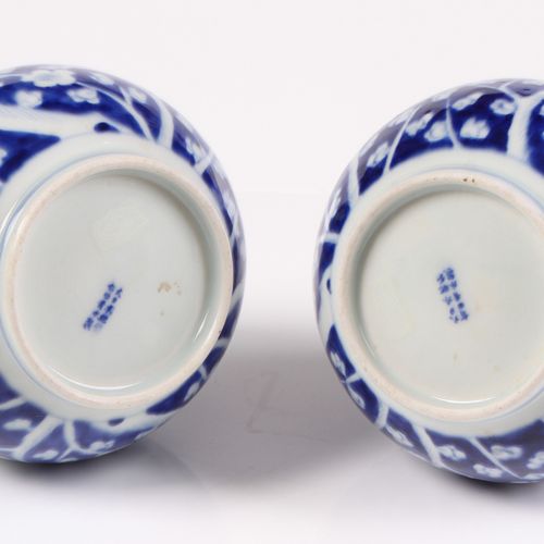 Null Paar Vasen. Japan, 20. Jh. Porzellan. Keulenform, auf blauem Grund Zweige m&hellip;