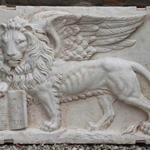 Null Relief en marbre. Lion de Saint-Marc d'après Donatello. Marbre veiné. Lion &hellip;