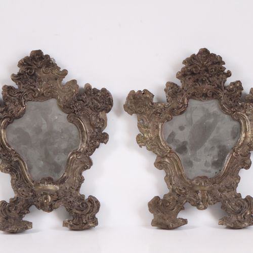 Null Pair of wall appliques. Wood, chased brass sheet and mirror glass. H: 33 cm&hellip;