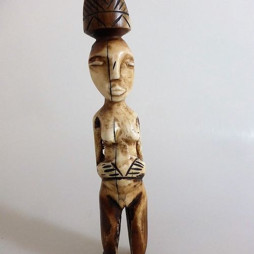 Null 2 ouvrages en os, Papouasie-Nouvelle-Guinée, sculpture et peigne, finement &hellip;