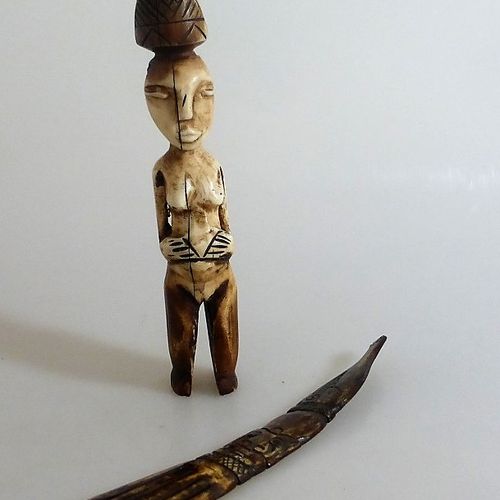 Null 2 bone works, Papua New - Guinea, sculpture and comb, finely worked, 1st ha&hellip;