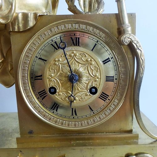 Null 法国 - 帝国风格壁炉钟，19世纪上半叶，火镀金，时钟上方有拱门的丘比特，设置在4个半圆形的花卉图案上，底座上有鸽子在藤蔓上，镀金装饰的表盘上有罗马数&hellip;
