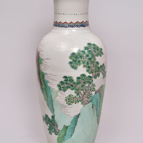 A CHINESE ‘FAMILLE-VERTE’ PORCELAIN BALUSTER VASE, QING DYNASTY, KANGXI PERIOD, &hellip;