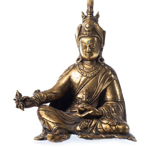 Null 坐着的鎏金铜质西藏喇嘛，右手拿着沙克拉和装满伏羲的乞丐碗，背面有梵文铭文，额头上有绿松石镶嵌。西藏，19世纪风格。
H.16.5厘米，W. 14厘米，&hellip;