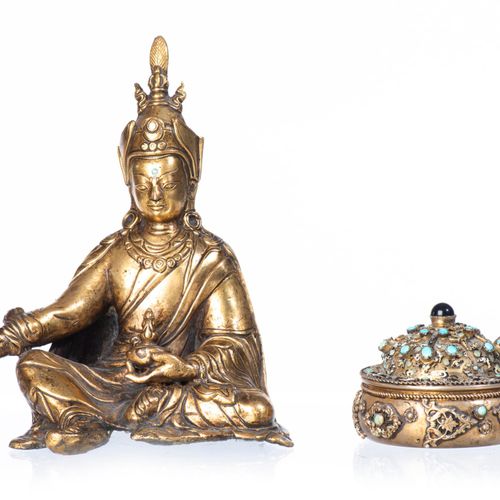Null Sitzender tibetischer Lama aus vergoldeter Bronze, der in seiner rechten Ha&hellip;