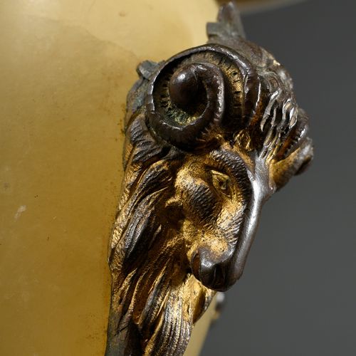 Null 
威廉时期的台灯，椭圆形雪花石灯身，三足青铜框架，有装饰性的champlevée珐琅，通电，高50.5厘米，有老化和磨损的痕迹。